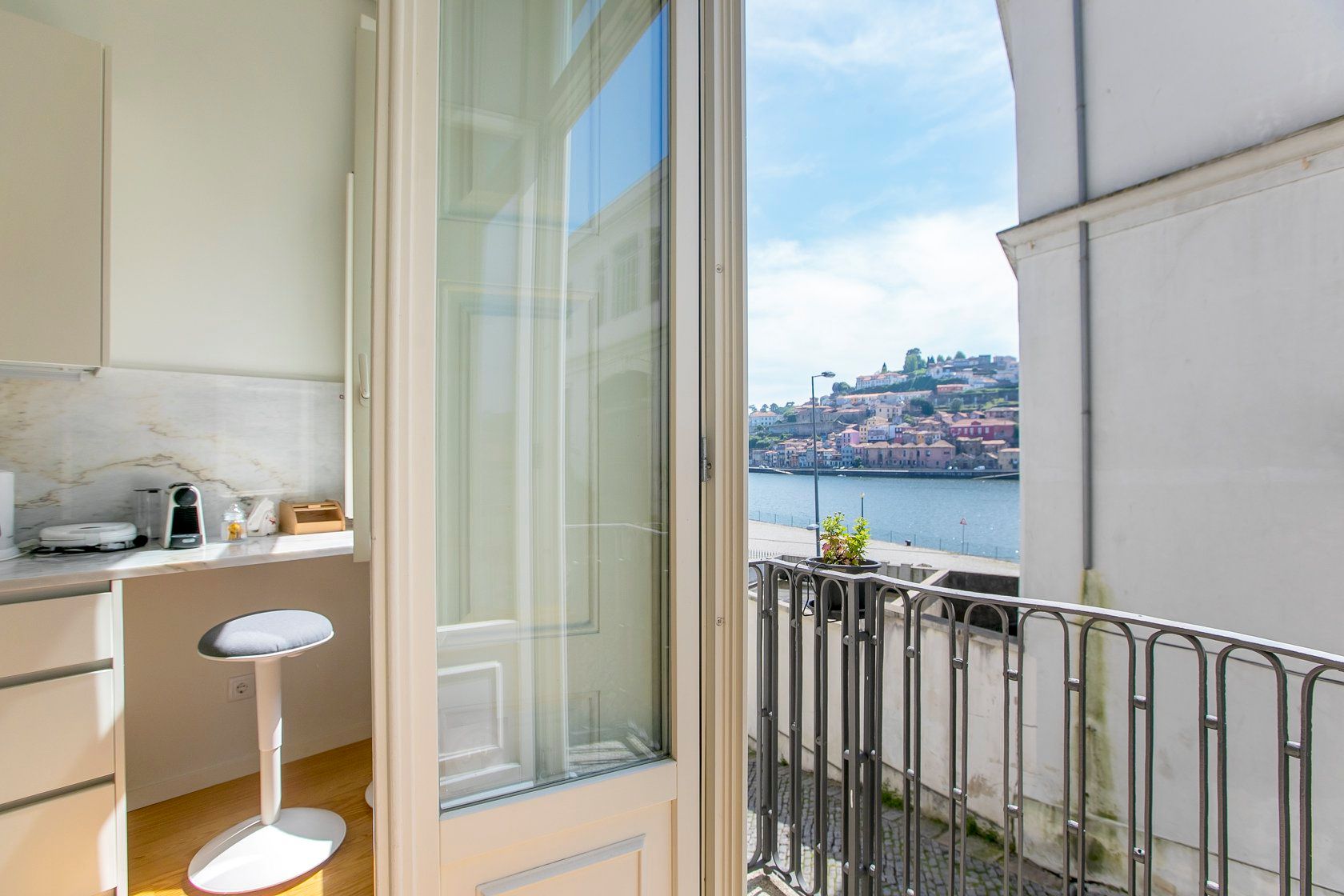 Vista para o rio Douro da janela de um apartamento no Porto